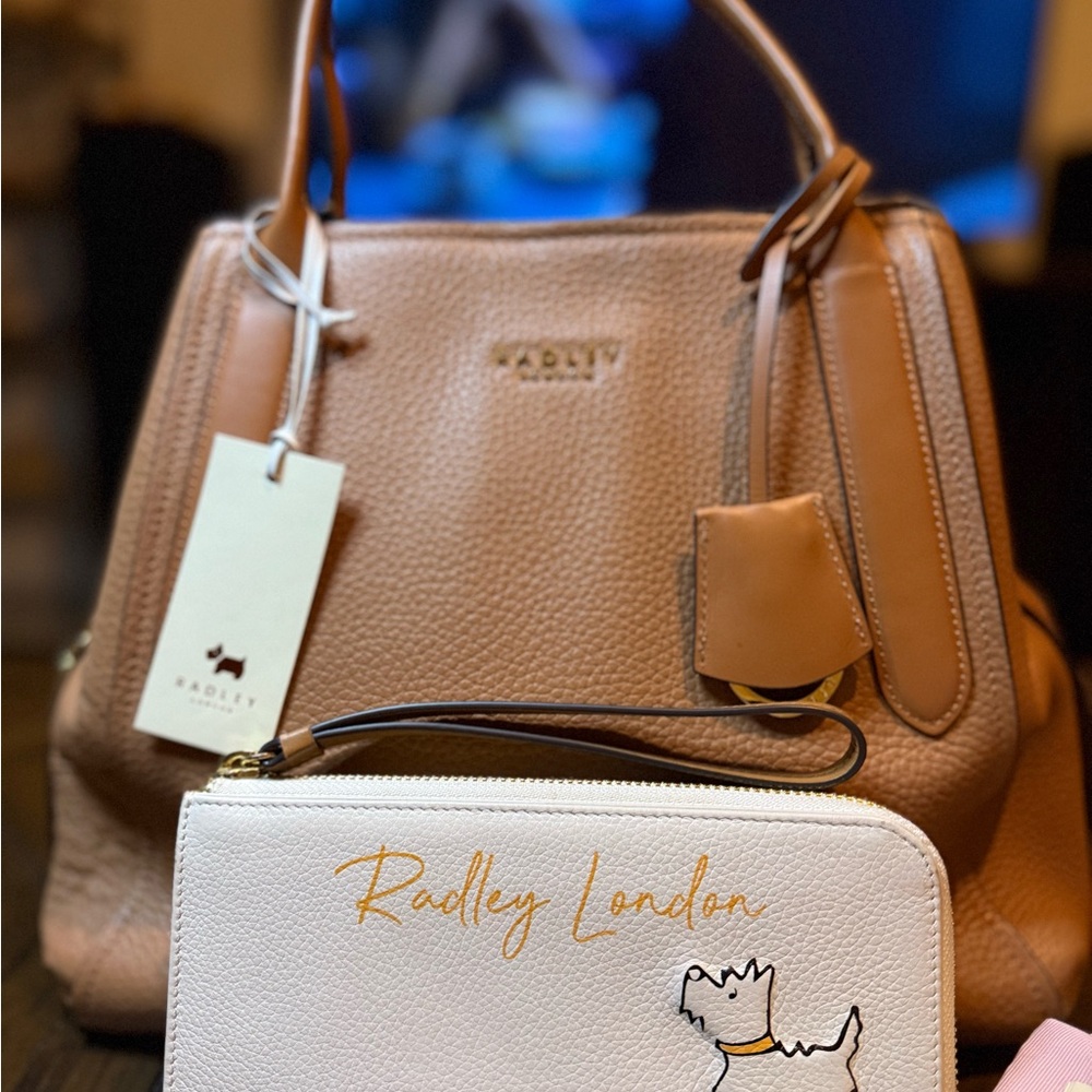 🔥 Fire Sale 🔥
RADLEY LONDON Medium Zip-Top Shoulder Bag w/Tag, Duster & Wallet - Picture 2 of 16